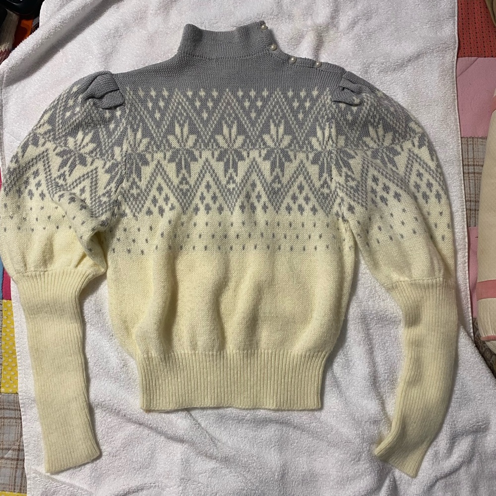Vintage 80’s style woman’s snowflake knit sweater size M